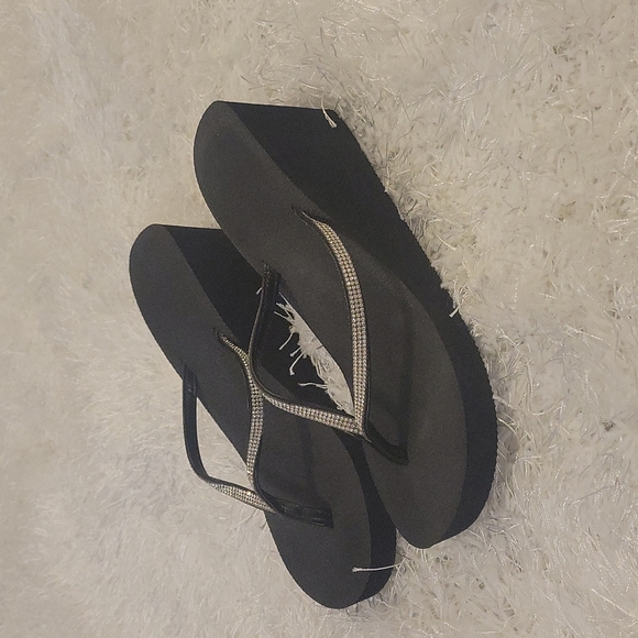 Black with glimmer, platform flip flops - Picture 2 of 4